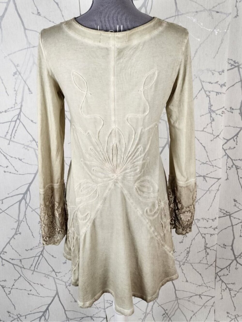 Gretty Zeuger Beige Wash Textured Floral Embroidered V-Neck Tunic - Picture 5 of 9